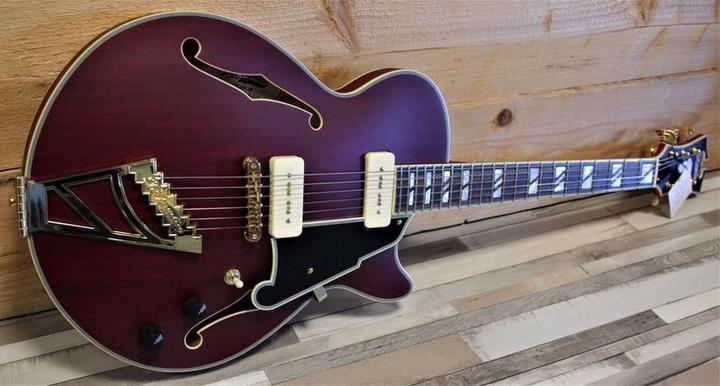 Produktbild D'angelico Guitars Deluxe SS Stairstep Trans Wine semi-akoestische gitaar met koffer (E-Gitarre, Maple, Mahagoni, Laminiertes Holz)