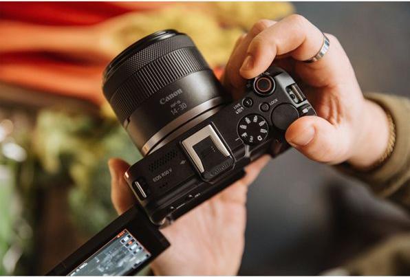 Actual product image Canon EOS R50 V + RF-S 14-30mm F4-6.3 IS STM PZ Kit (14 - 30 mm, 24.20 Mpx, APS-C / DX)