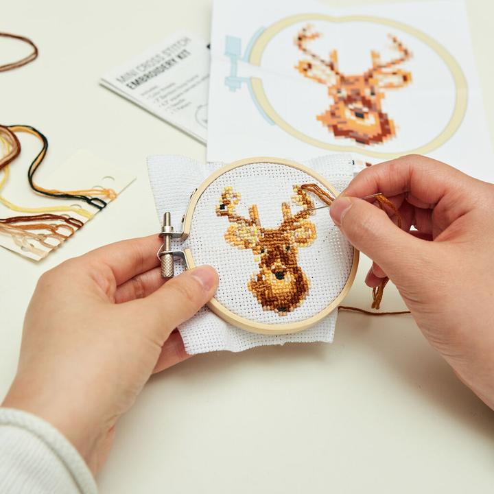 Immagine prodotto Kikkerland Mini Cross Stitch Embroidery Kit - Deer