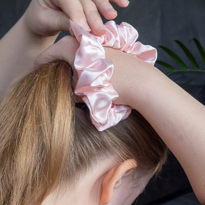 Actual product image Intirilife Seiden Schlafset inkl. Schlafmaske Kissenüberzug Haarband (Sleeping mask)