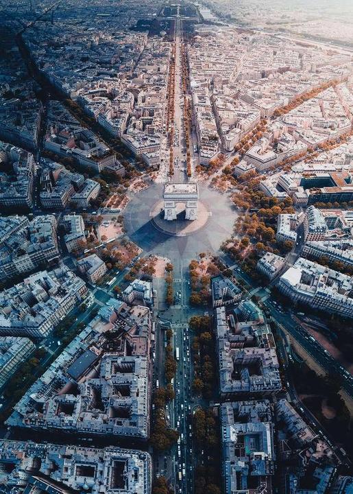 Actual product image Ravensburger Paris from above (1000 pieces)