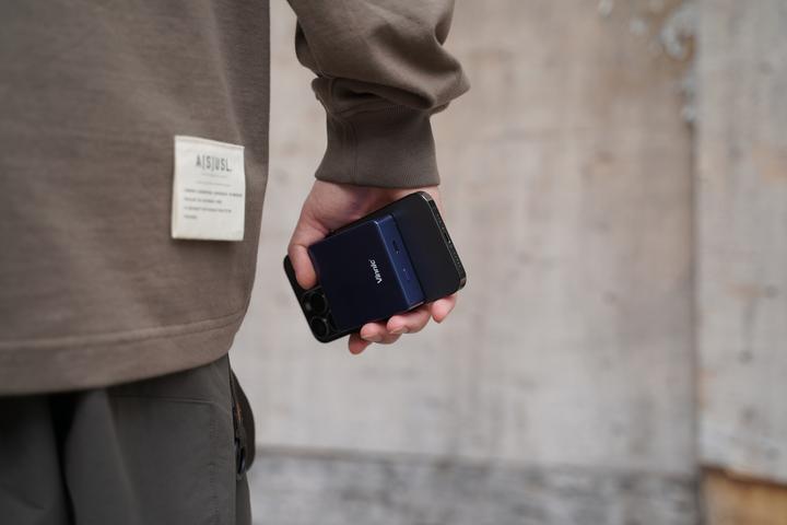 Actual product image Vinnic MANA Magnetic Wireless Powerbank 8,000mAh, clay (8000 mAh, 15 W, 30.80 Wh)