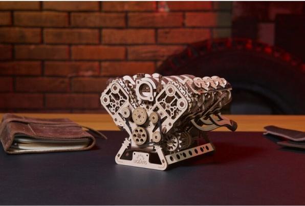 Actual product image Ugears MOTEUR V8 776PCS (FR-DE-EN-POL-ES-UKR)