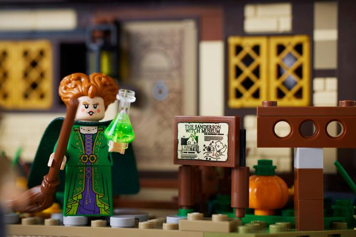 Actual product image LEGO Disney Hocus Pocus: The Sanderson Sisters' Cottage (21341, LEGO Ideas, LEGO Rare Sets)
