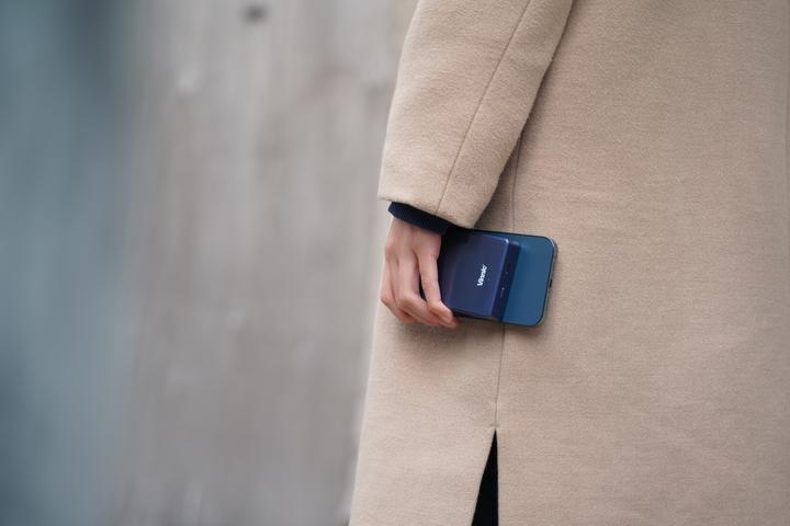 Actual product image Vinnic MANA Magnetic Wireless Powerbank 8,000mAh, clay (8000 mAh, 15 W, 30.80 Wh)