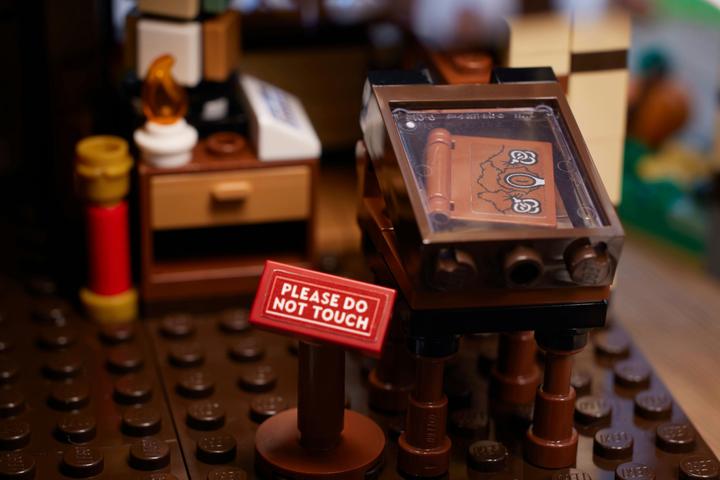 Actual product image LEGO Disney Hocus Pocus: The Sanderson Sisters' Cottage (21341, LEGO Ideas, LEGO Rare Sets)