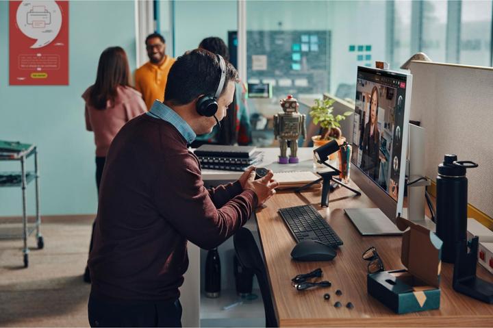 Actual product image Poly Voyager Focus 2 (Wireless, USB-C)