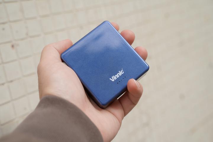 Actual product image Vinnic MANA Magnetic Wireless Powerbank 8,000mAh, clay (8000 mAh, 15 W, 30.80 Wh)