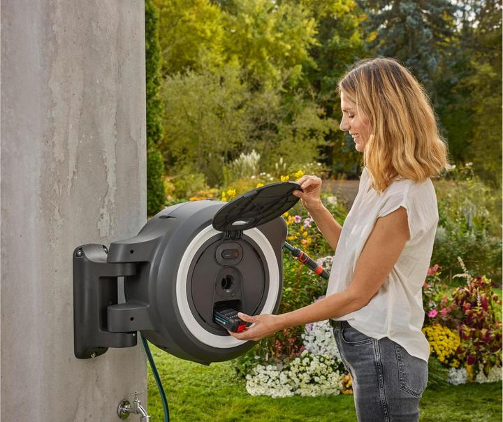 Immagine prodotto Gardena Portagomma a batteria da parete PowerRoll XL 18V set bianco 35 m (35 m)