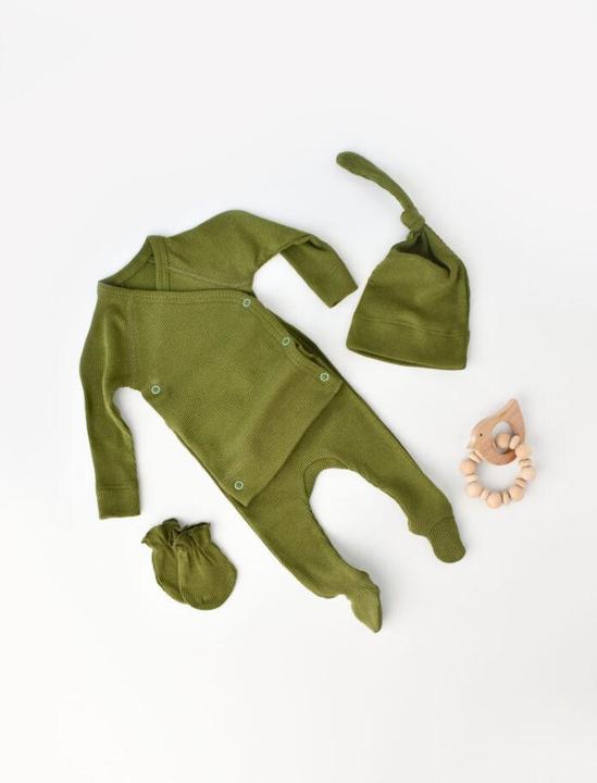 BabyCosy 4 Stk Set. Hose. T-shirt. Mütze. Fausthandschuhe