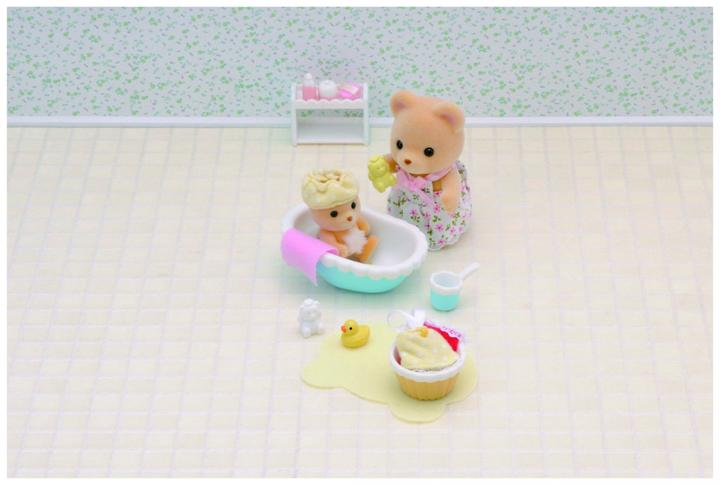 Actual product image Sylvanian Families Baby Bath Time