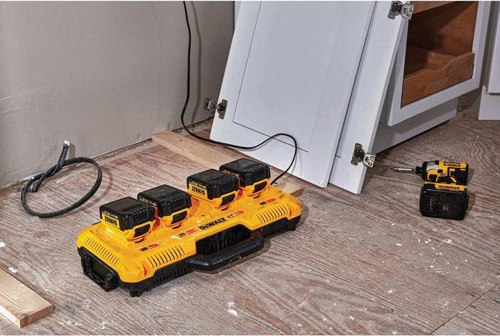 Actual product image DeWalt XR multi-voltage 4-port 8A charger (10.8 V)