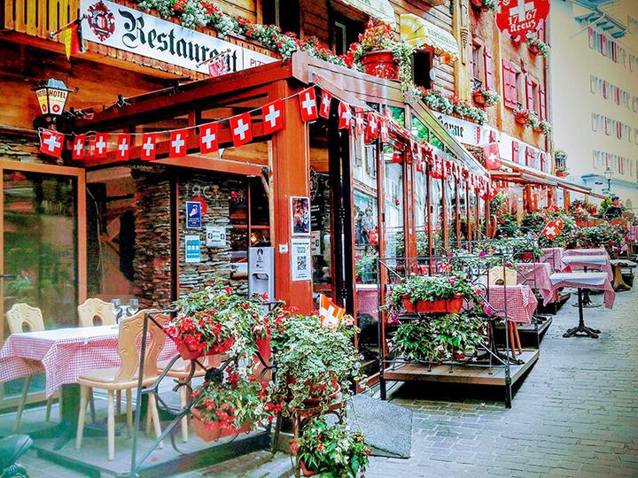 Actual product image Smartbox 1 night in Loèche-les-Bains with a meal, a climb to the Gemmi col and thermal baths (2 pers.)