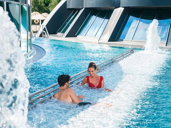 Immagine prodotto Smartbox Giornata di benessere con massaggio e peeling nella piscina avventura in Ticino per 1 persona (1 pers.)
