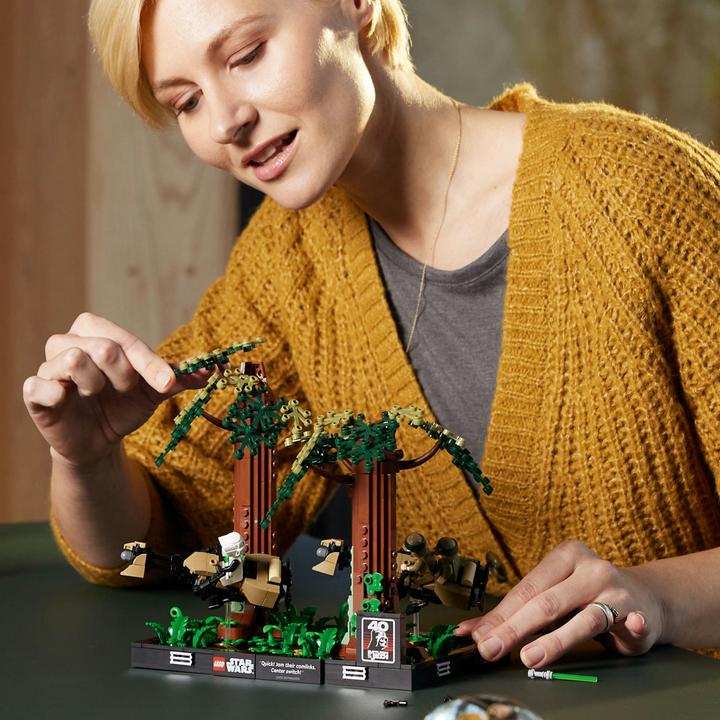 Actual product image LEGO Chase on Endor - Diorama (75353, LEGO Star Wars)