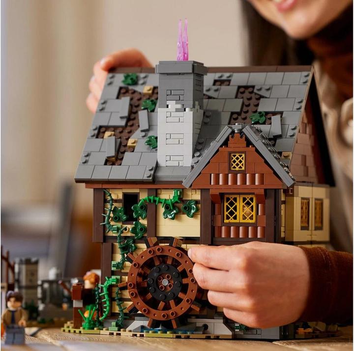 Actual product image LEGO Disney Hocus Pocus: The Sanderson Sisters' Cottage (21341, LEGO Ideas, LEGO Rare Sets)