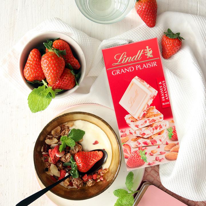 Image du produit Lindt Tablette de chocolat Grand Plaisir Blanc Fraise & Amande (150 g)