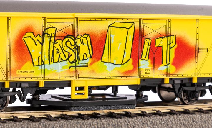 Immagine prodotto Piko H0 54309 H0 Carro per la pulizia delle rotaie giallo con graffiti FFS (Traccia H0)