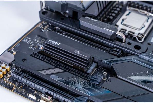 Produktbild Crucial T705 mit Kühlkörper (2000 GB, M.2 2280)