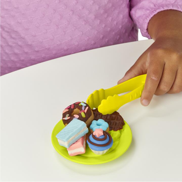 Productafbeelding Play-Doh Kitchen Creations Kneedplezier Café, Café speelset met 20 accessoires en 8 blikken