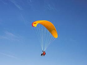Produktbild Smartbox Aufregender 10-minütiger Paragliding-Flug über die schöne Juralandschaft (1 Pers.)