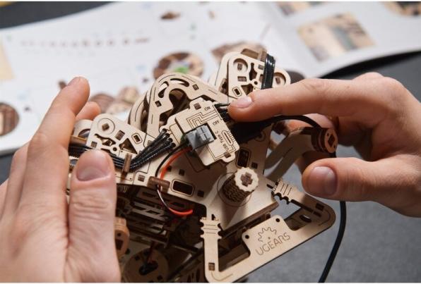 Actual product image Ugears MOTEUR V8 776PCS (FR-DE-EN-POL-ES-UKR)
