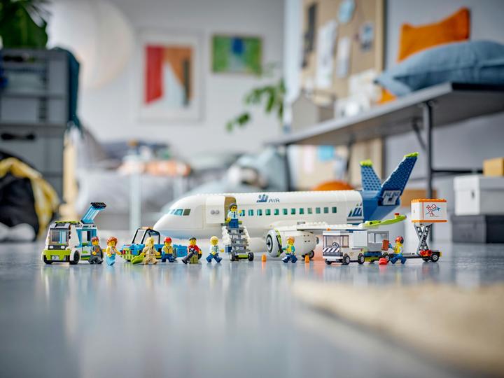 Produktbild LEGO Passagierflugzeug (60367, LEGO City)