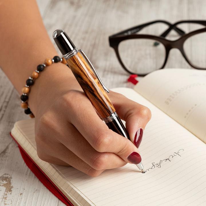 Immagine prodotto Natura Punto Penna a sfera in legno Olive con dettagli in metallo (Nero, Marrone, Argento)