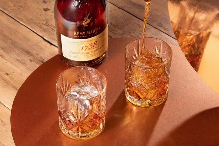 Immagine prodotto Rémy Martin 1738 ACCORD ROYAL Cognac Fine Champagne 40% Vol. 0,7l in confezione regalo con shaker (1 x 70 cl)