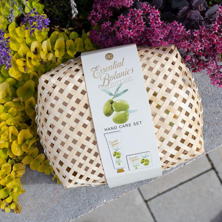 Image du produit Accentra Set de soin des mains ESSENTIAL BOTANICS - CLASSICS dans un panier en bambou, incluant 100g de (Set manucure)