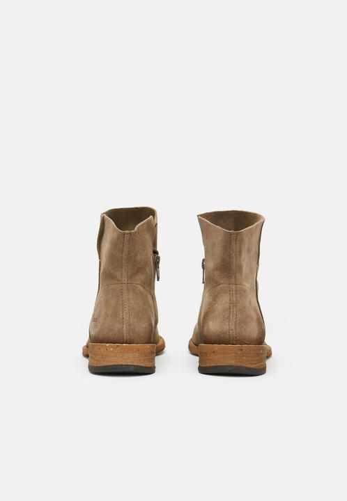 Image du produit Felmini Cette bottine est fabriquée en cuir velours. Elles offrent un mélange parfait de (37)