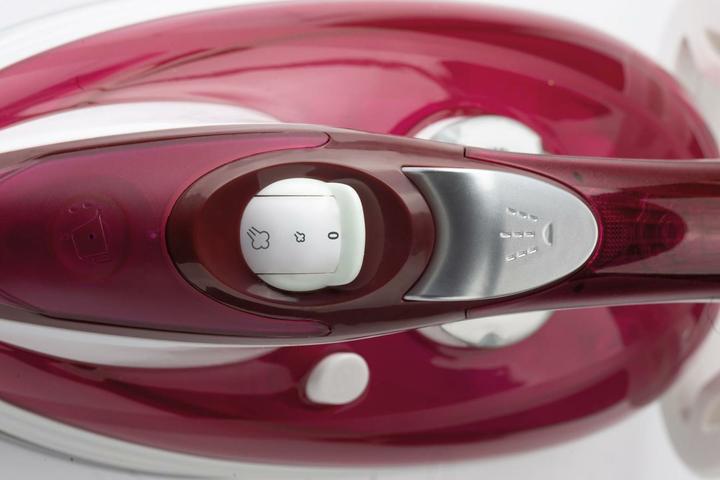 Actual product image Gorenje SIH3000RBC Steam Iron Ceramic Ironing Sole (3000 W, 250 g/min)